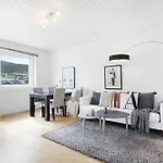 Roomsly - Balcony Near Charming Cobblestone Streets