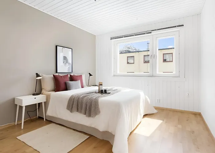 Roomsly - Balcony Near Charming Cobblestone Streets