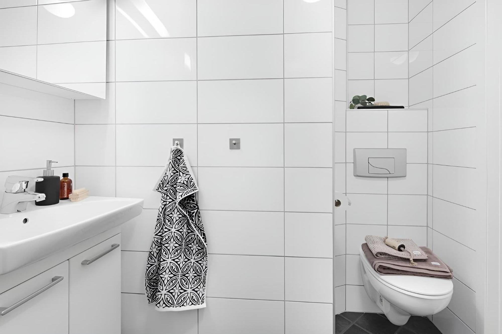 Roomsly - Balcony Near Charming Cobblestone Streets Apartment