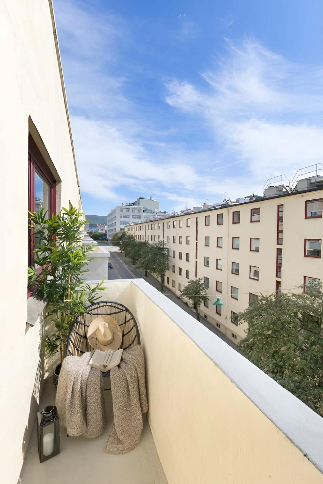 Roomsly - Balcony Near Charming Cobblestone Streets