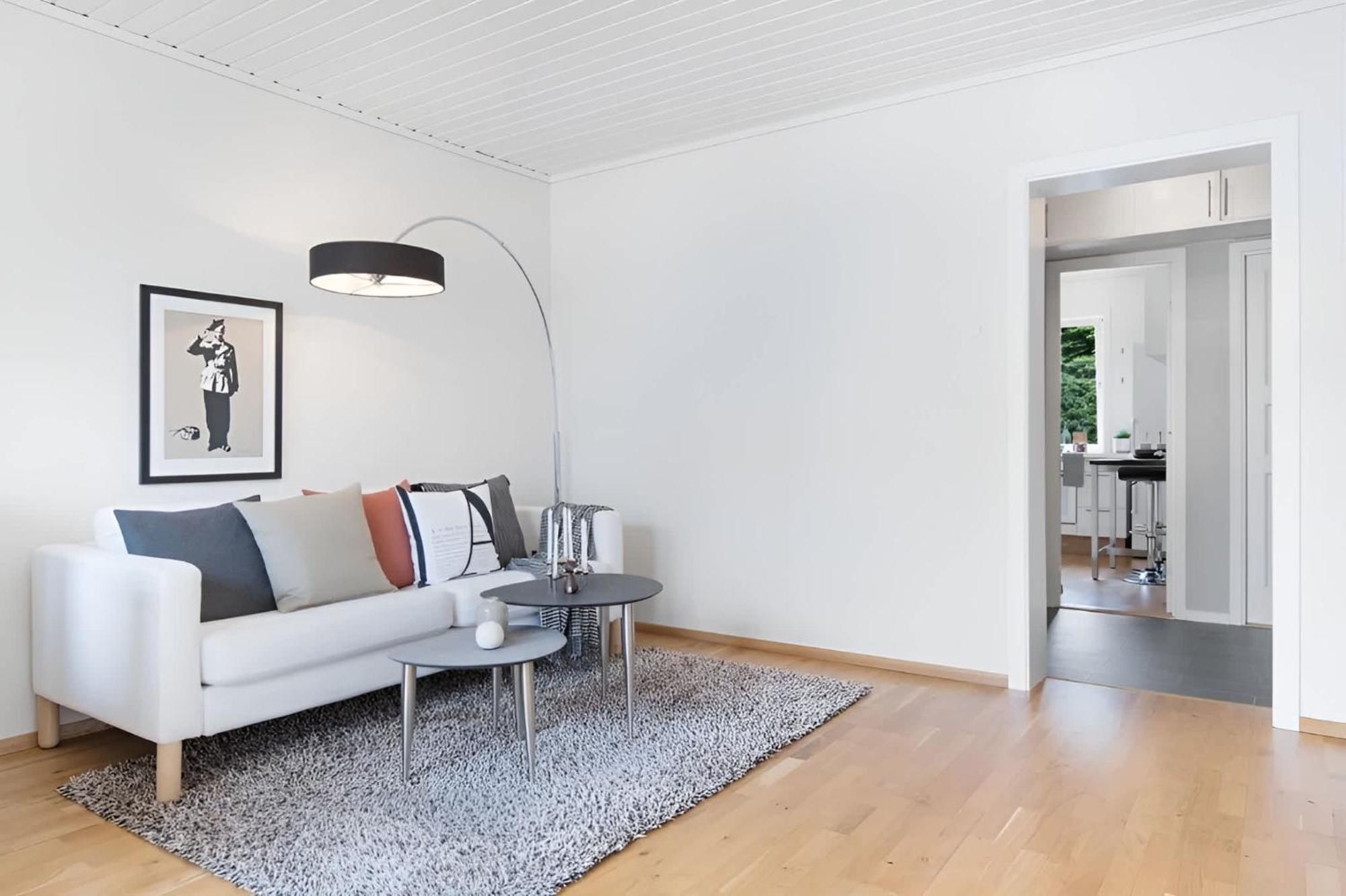 Roomsly - Balcony Near Charming Cobblestone Streets Apartment *