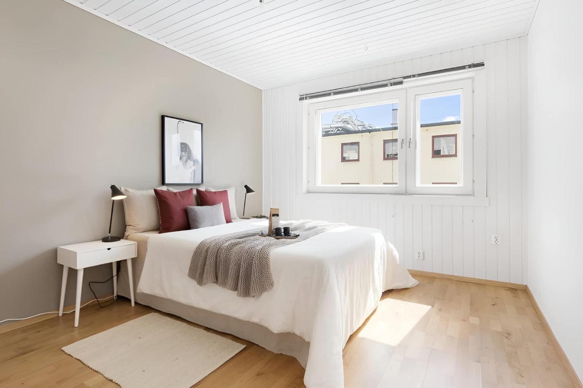 Roomsly - Balcony Near Charming Cobblestone Streets Apartment